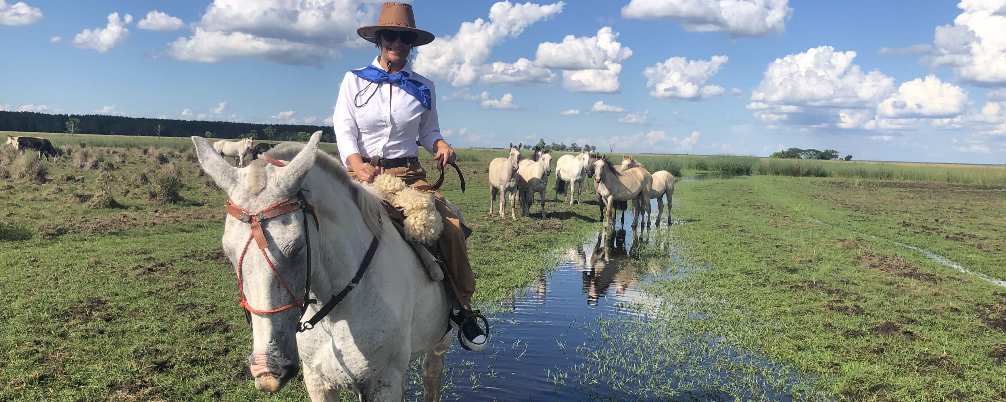 foto de una cabalgata con caballos en semi-libertad