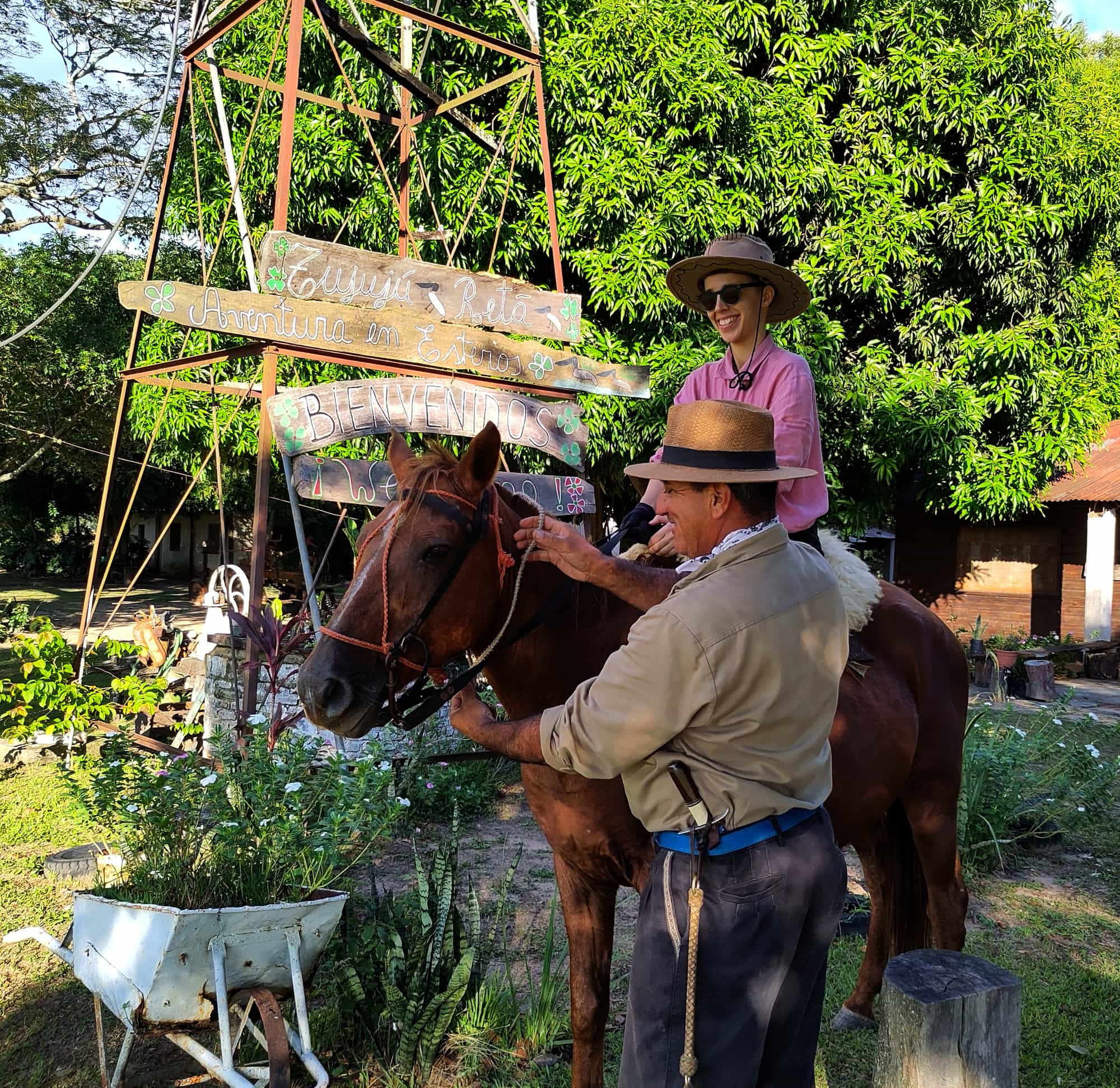 Aurelio revisa el caballo